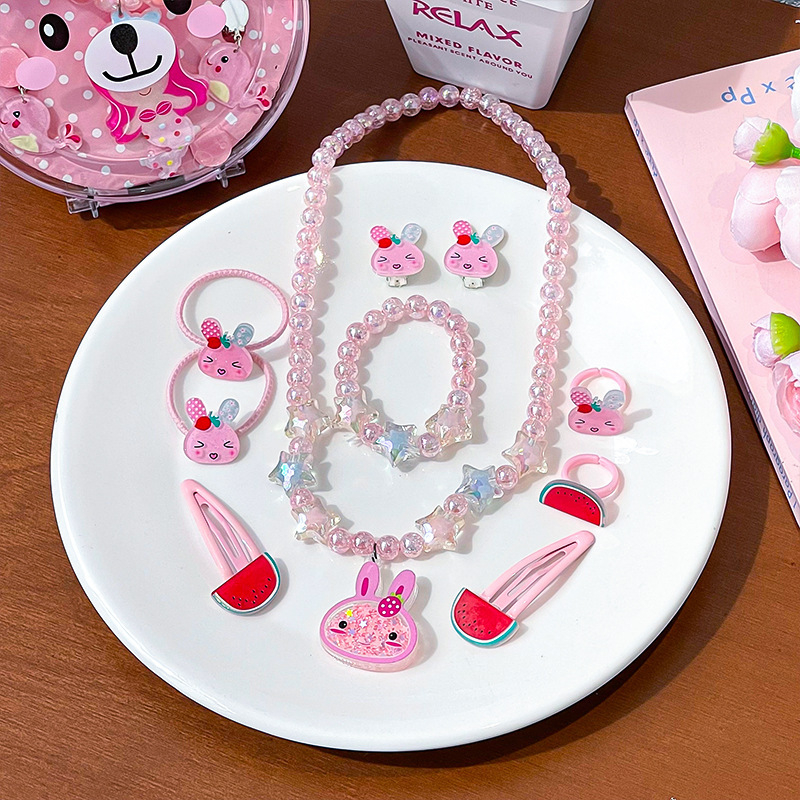 Vaikų plaukų aksesuarų komplektas – rankų darbo; akrilinis; piešiniai su gyvūniais/animaciniais personažais; įskaitant plaukų segtukus, kaklo vėrinį ir auskarus; tinka vaikams nuo 3 iki 10 metų.