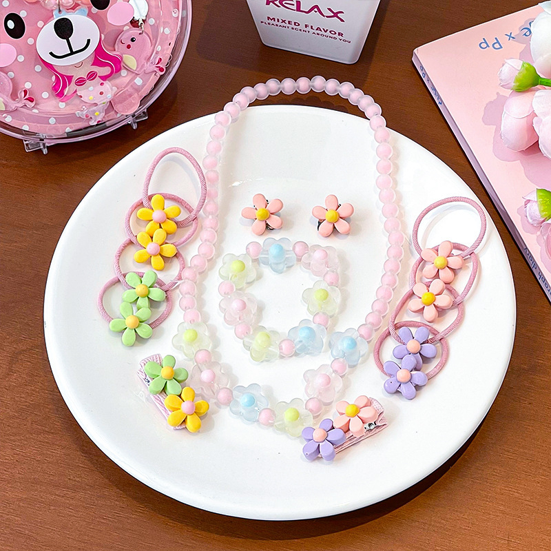 Vaikų plaukų aksesuarų komplektas – rankų darbo; akrilinis; piešiniai su gyvūniais/animaciniais personažais; įskaitant plaukų segtukus, kaklo vėrinį ir auskarus; tinka vaikams nuo 3 iki 10 metų.