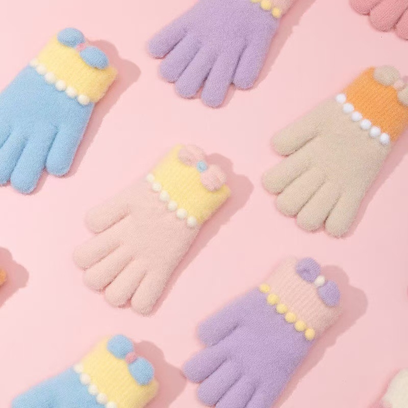 Vaikų žieminės pirštinės mergaitėms — šiltos, su fleece pamušalu, megzti jacquard raštu, princų stilius, penkių pirštų dizainas, elastinis rankogalis, 4–8 m