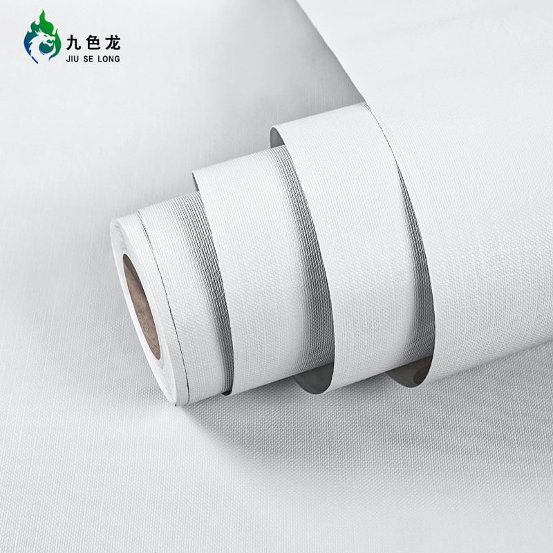 Savęs klijuojami PVC sienų tapetai – atsparūs vandeniui ir dėmėms, stiprūs klijai; sudėtis: PVC + atskleidimo popierius + klijai; paprastas modernus stilius