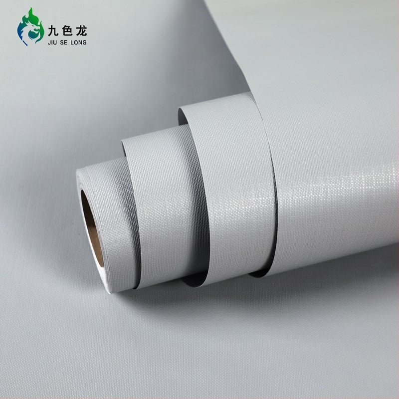 Savęs klijuojami PVC sienų tapetai – atsparūs vandeniui ir dėmėms, stiprūs klijai; sudėtis: PVC + atskleidimo popierius + klijai; paprastas modernus stilius