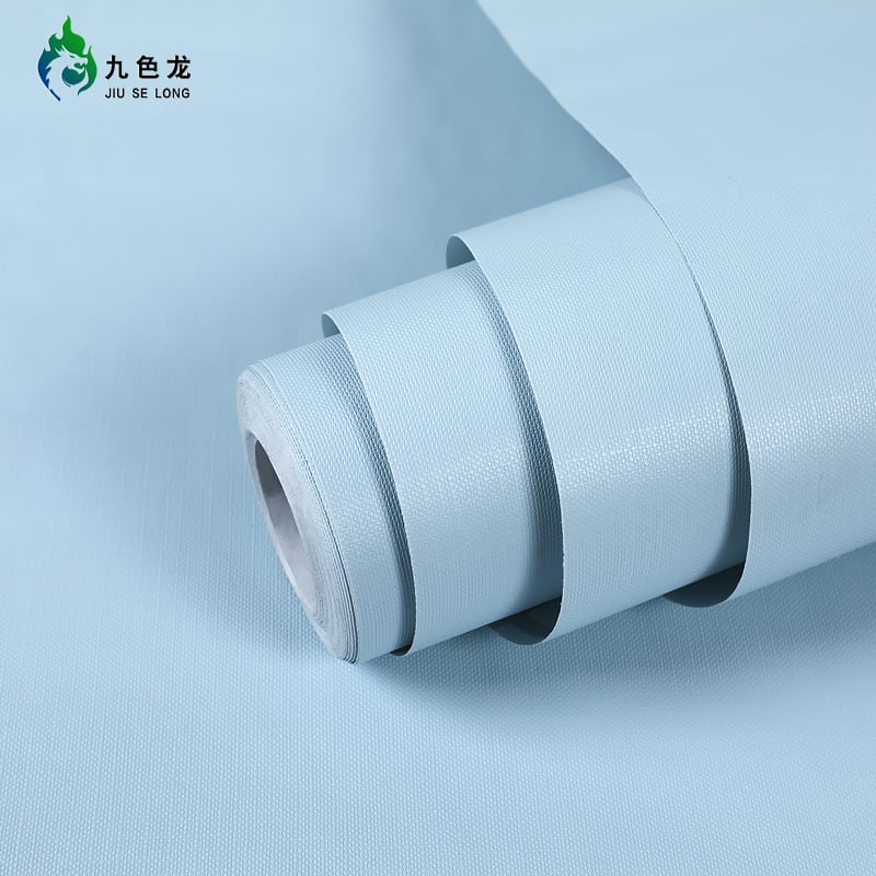 Savęs klijuojami PVC sienų tapetai – atsparūs vandeniui ir dėmėms, stiprūs klijai; sudėtis: PVC + atskleidimo popierius + klijai; paprastas modernus stilius