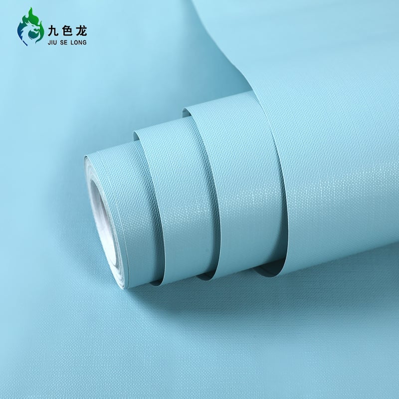 Savęs klijuojami PVC sienų tapetai – atsparūs vandeniui ir dėmėms, stiprūs klijai; sudėtis: PVC + atskleidimo popierius + klijai; paprastas modernus stilius