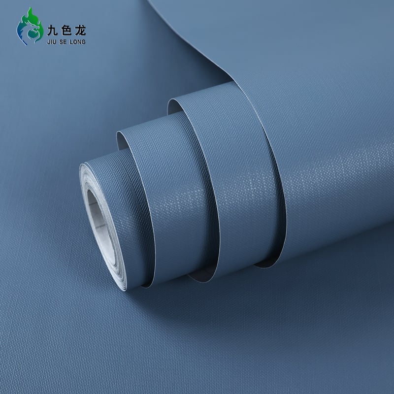 Savęs klijuojami PVC sienų tapetai – atsparūs vandeniui ir dėmėms, stiprūs klijai; sudėtis: PVC + atskleidimo popierius + klijai; paprastas modernus stilius