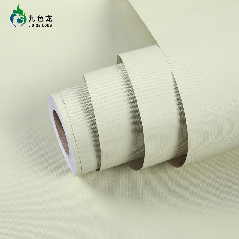 Savęs klijuojami PVC sienų tapetai – atsparūs vandeniui ir dėmėms, stiprūs klijai; sudėtis: PVC + atskleidimo popierius + klijai; paprastas modernus stilius