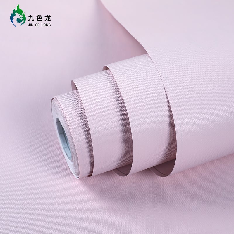 Savęs klijuojami PVC sienų tapetai – atsparūs vandeniui ir dėmėms, stiprūs klijai; sudėtis: PVC + atskleidimo popierius + klijai; paprastas modernus stilius