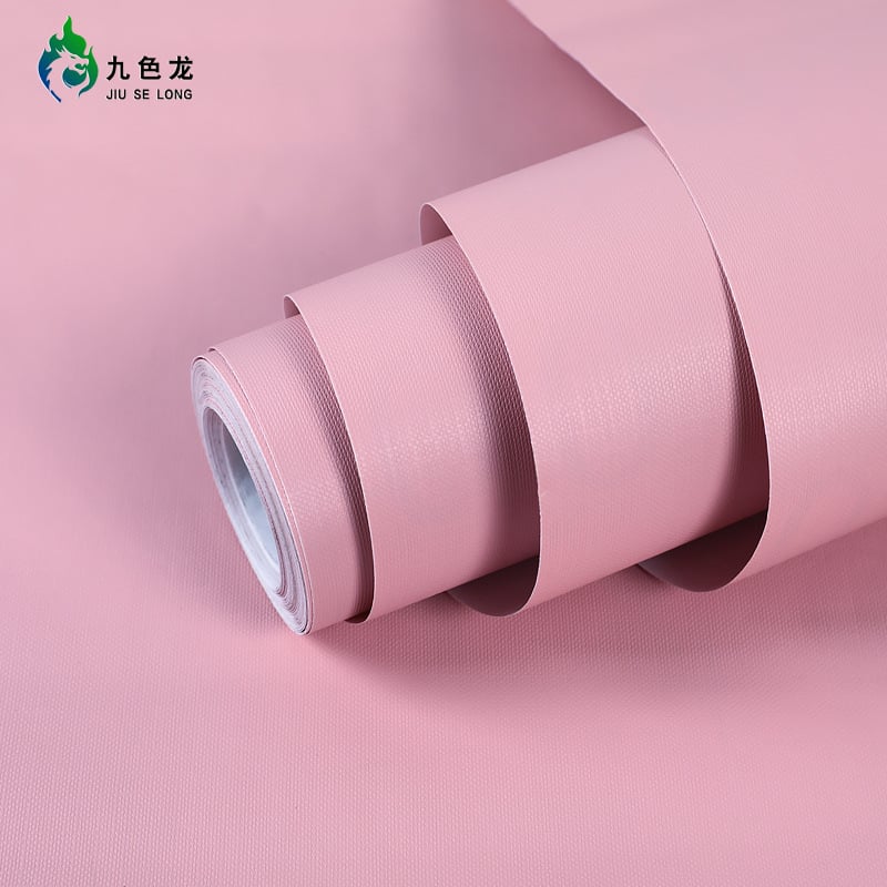 Savęs klijuojami PVC sienų tapetai – atsparūs vandeniui ir dėmėms, stiprūs klijai; sudėtis: PVC + atskleidimo popierius + klijai; paprastas modernus stilius