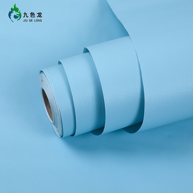 Savęs klijuojami PVC sienų tapetai – atsparūs vandeniui ir dėmėms, stiprūs klijai; sudėtis: PVC + atskleidimo popierius + klijai; paprastas modernus stilius