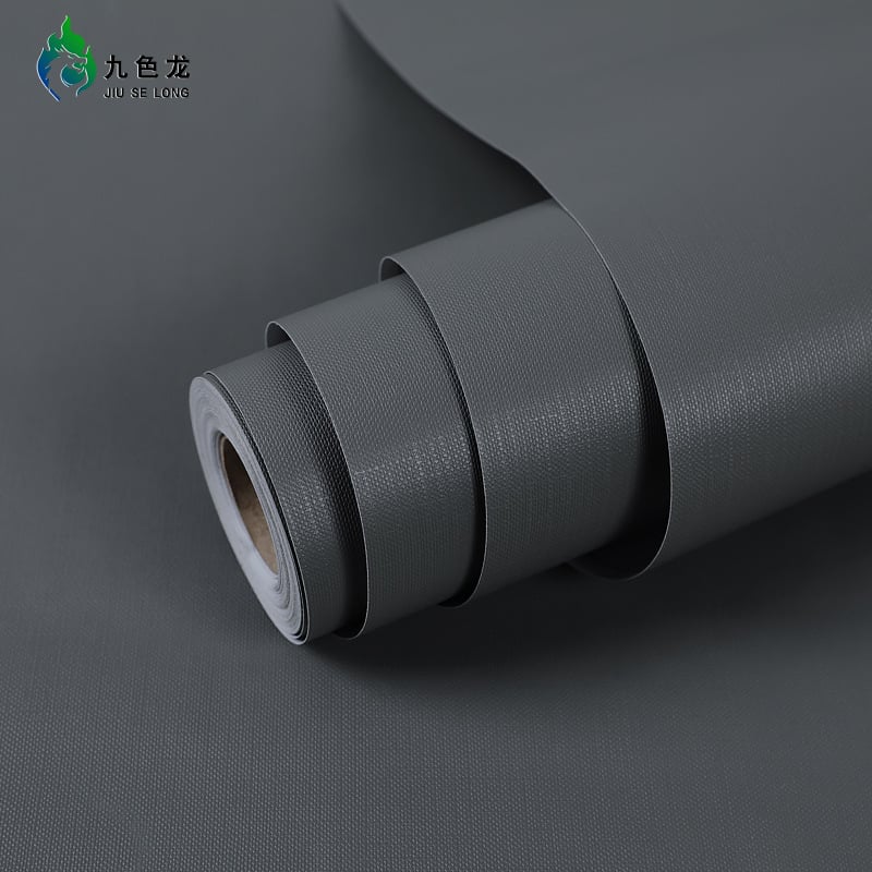 Savęs klijuojami PVC sienų tapetai – atsparūs vandeniui ir dėmėms, stiprūs klijai; sudėtis: PVC + atskleidimo popierius + klijai; paprastas modernus stilius