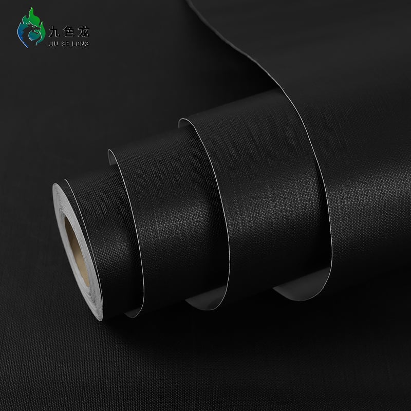 Savęs klijuojami PVC sienų tapetai – atsparūs vandeniui ir dėmėms, stiprūs klijai; sudėtis: PVC + atskleidimo popierius + klijai; paprastas modernus stilius