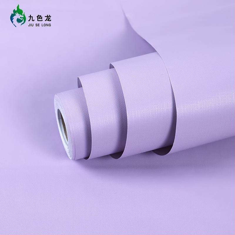 Savęs klijuojami PVC sienų tapetai – atsparūs vandeniui ir dėmėms, stiprūs klijai; sudėtis: PVC + atskleidimo popierius + klijai; paprastas modernus stilius