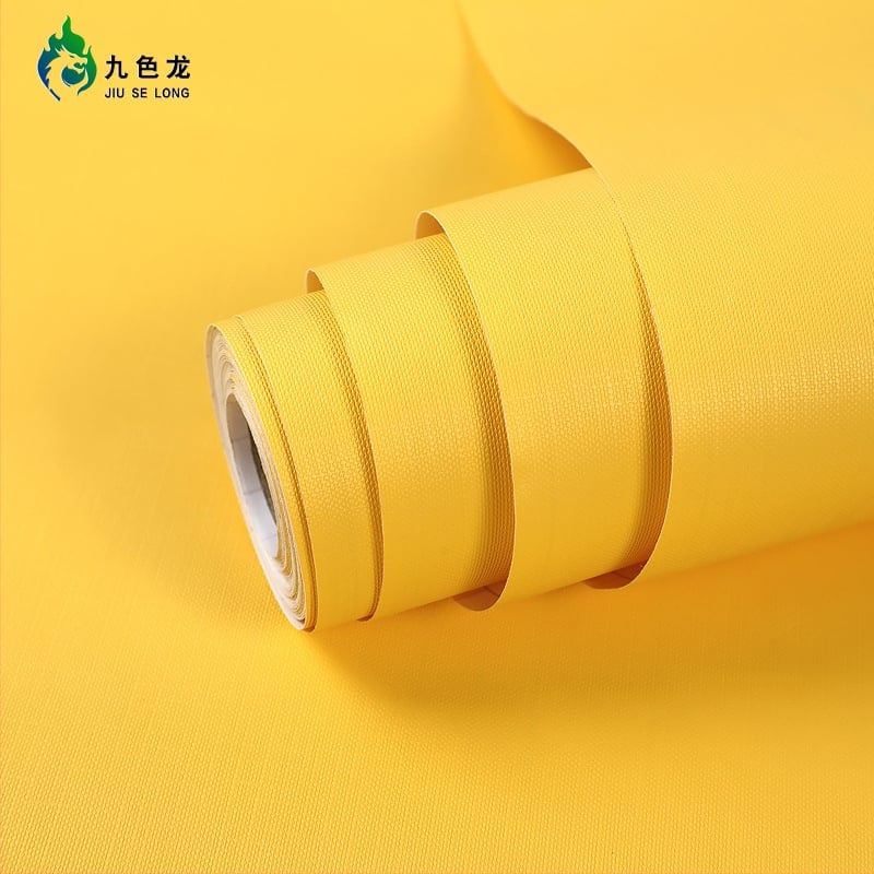 Savęs klijuojami PVC sienų tapetai – atsparūs vandeniui ir dėmėms, stiprūs klijai; sudėtis: PVC + atskleidimo popierius + klijai; paprastas modernus stilius