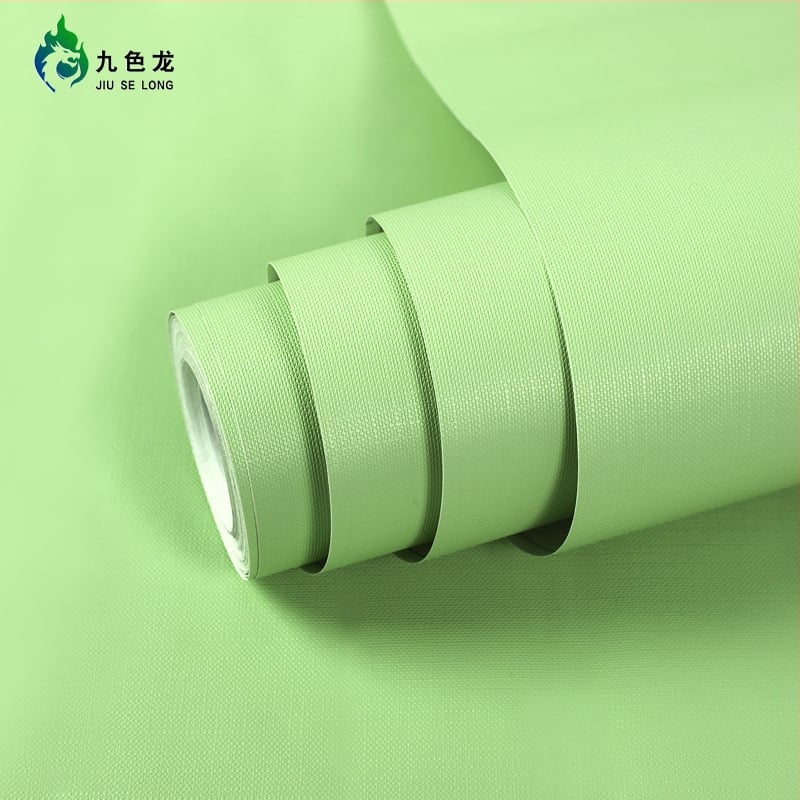 Savęs klijuojami PVC sienų tapetai – atsparūs vandeniui ir dėmėms, stiprūs klijai; sudėtis: PVC + atskleidimo popierius + klijai; paprastas modernus stilius