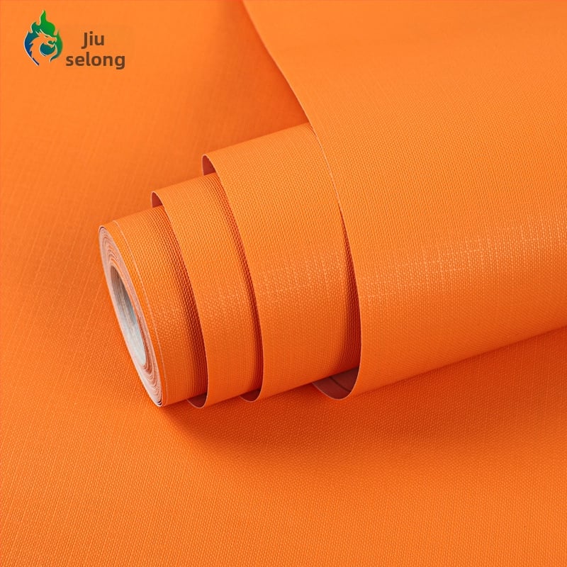 Savęs klijuojami PVC sienų tapetai – atsparūs vandeniui ir dėmėms, stiprūs klijai; sudėtis: PVC + atskleidimo popierius + klijai; paprastas modernus stilius