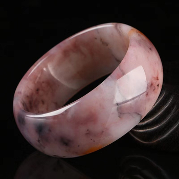 Rokassprādze no dabiskā nefrita ar ģeometrisku formu, slīpēta un pulēta virsma, iespēja pielāgot