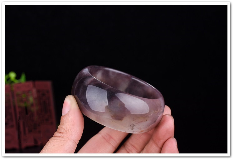 Rokassprādze no dabiskā nefrita ar ģeometrisku formu, slīpēta un pulēta virsma, iespēja pielāgot