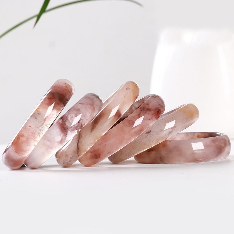 Rokassprādze no dabiskā nefrita ar ģeometrisku formu, slīpēta un pulēta virsma, iespēja pielāgot