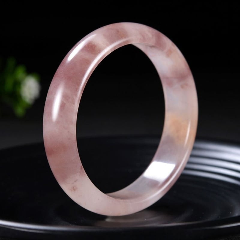 Rokassprādze no dabiskā nefrita ar ģeometrisku formu, slīpēta un pulēta virsma, iespēja pielāgot