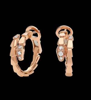 Auskarai: gyvatės formos deimantų motyvas, 18K auksu dengtas keraminis lankas, malachito akcentas, 2024 metų žiema, japonų–korėjų stilius