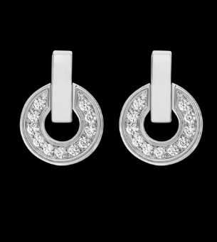 Auskarai: gyvatės formos deimantų motyvas, 18K auksu dengtas keraminis lankas, malachito akcentas, 2024 metų žiema, japonų–korėjų stilius