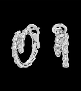 Auskarai: gyvatės formos deimantų motyvas, 18K auksu dengtas keraminis lankas, malachito akcentas, 2024 metų žiema, japonų–korėjų stilius