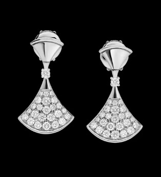 Auskarai: gyvatės formos deimantų motyvas, 18K auksu dengtas keraminis lankas, malachito akcentas, 2024 metų žiema, japonų–korėjų stilius