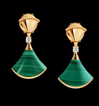 Auskarai: gyvatės formos deimantų motyvas, 18K auksu dengtas keraminis lankas, malachito akcentas, 2024 metų žiema, japonų–korėjų stilius