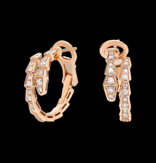 Auskarai: gyvatės formos deimantų motyvas, 18K auksu dengtas keraminis lankas, malachito akcentas, 2024 metų žiema, japonų–korėjų stilius