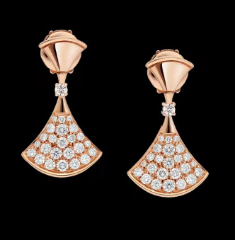 Auskarai: gyvatės formos deimantų motyvas, 18K auksu dengtas keraminis lankas, malachito akcentas, 2024 metų žiema, japonų–korėjų stilius