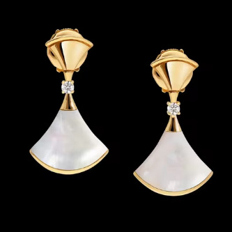 Auskarai: gyvatės formos deimantų motyvas, 18K auksu dengtas keraminis lankas, malachito akcentas, 2024 metų žiema, japonų–korėjų stilius