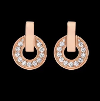 Auskarai: gyvatės formos deimantų motyvas, 18K auksu dengtas keraminis lankas, malachito akcentas, 2024 metų žiema, japonų–korėjų stilius