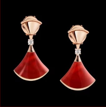 Auskarai: gyvatės formos deimantų motyvas, 18K auksu dengtas keraminis lankas, malachito akcentas, 2024 metų žiema, japonų–korėjų stilius