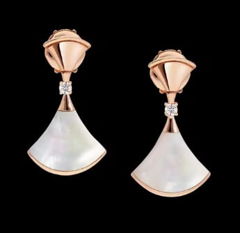 Auskarai: gyvatės formos deimantų motyvas, 18K auksu dengtas keraminis lankas, malachito akcentas, 2024 metų žiema, japonų–korėjų stilius