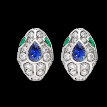 Auskarai: gyvatės formos deimantų motyvas, 18K auksu dengtas keraminis lankas, malachito akcentas, 2024 metų žiema, japonų–korėjų stilius