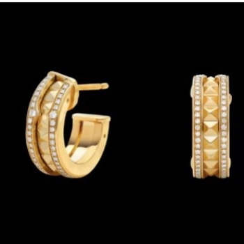 Auskarai: gyvatės formos deimantų motyvas, 18K auksu dengtas keraminis lankas, malachito akcentas, 2024 metų žiema, japonų–korėjų stilius