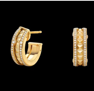 Auskarai: gyvatės formos deimantų motyvas, 18K auksu dengtas keraminis lankas, malachito akcentas, 2024 metų žiema, japonų–korėjų stilius