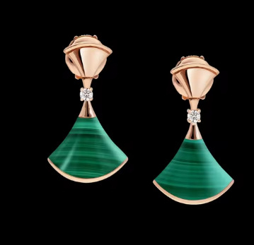 Auskarai: gyvatės formos deimantų motyvas, 18K auksu dengtas keraminis lankas, malachito akcentas, 2024 metų žiema, japonų–korėjų stilius