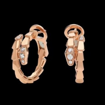 Auskarai: gyvatės formos deimantų motyvas, 18K auksu dengtas keraminis lankas, malachito akcentas, 2024 metų žiema, japonų–korėjų stilius