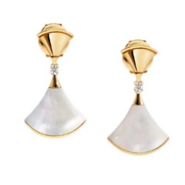 Auskarai: gyvatės formos deimantų motyvas, 18K auksu dengtas keraminis lankas, malachito akcentas, 2024 metų žiema, japonų–korėjų stilius