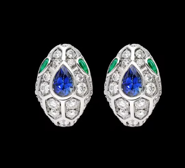 Auskarai: gyvatės formos deimantų motyvas, 18K auksu dengtas keraminis lankas, malachito akcentas, 2024 metų žiema, japonų–korėjų stilius