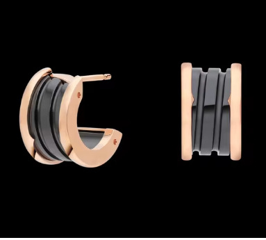 Auskarai: gyvatės formos deimantų motyvas, 18K auksu dengtas keraminis lankas, malachito akcentas, 2024 metų žiema, japonų–korėjų stilius