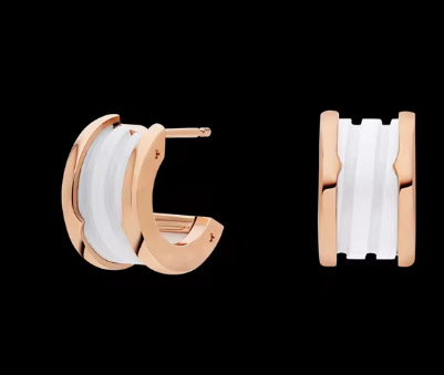 Auskarai: gyvatės formos deimantų motyvas, 18K auksu dengtas keraminis lankas, malachito akcentas, 2024 metų žiema, japonų–korėjų stilius