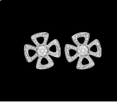 Auskarai: gyvatės formos deimantų motyvas, 18K auksu dengtas keraminis lankas, malachito akcentas, 2024 metų žiema, japonų–korėjų stilius