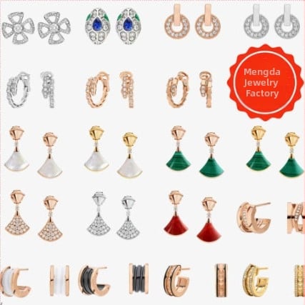 Auskarai: gyvatės formos deimantų motyvas, 18K auksu dengtas keraminis lankas, malachito akcentas, 2024 metų žiema, japonų–korėjų stilius