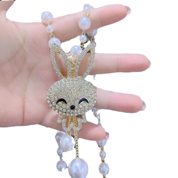 Ilga megztinio grandinėlė su perlų karoliukais, karolių grandinė, ilgis 51–80 cm, pakabukas iš lydinio