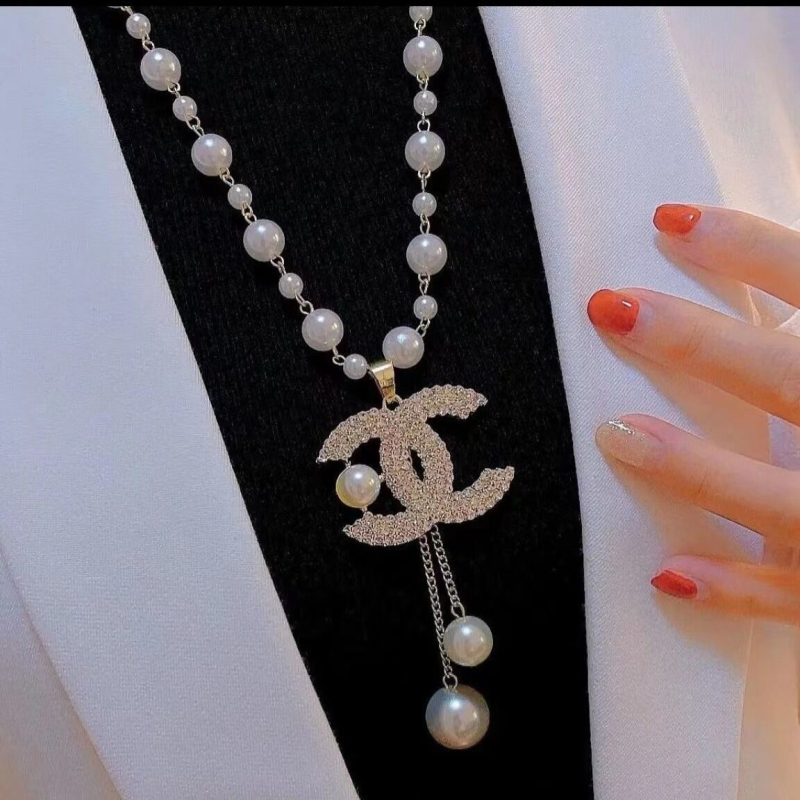 Ilga megztinio grandinėlė su perlų karoliukais, karolių grandinė, ilgis 51–80 cm, pakabukas iš lydinio