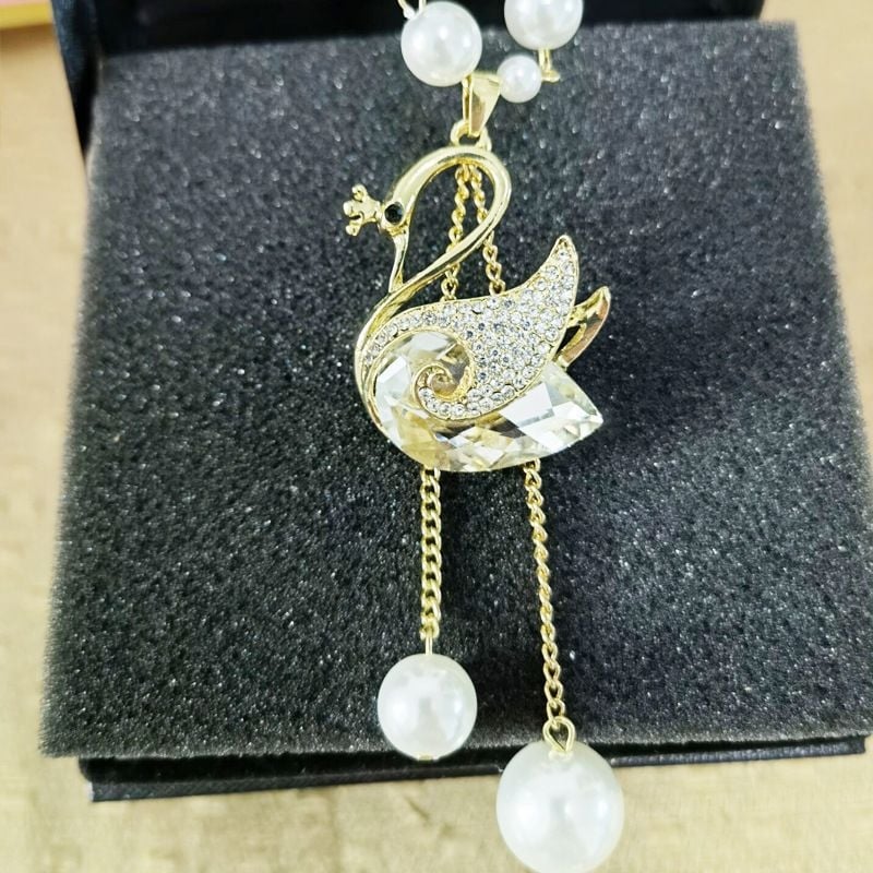 Ilga megztinio grandinėlė su perlų karoliukais, karolių grandinė, ilgis 51–80 cm, pakabukas iš lydinio