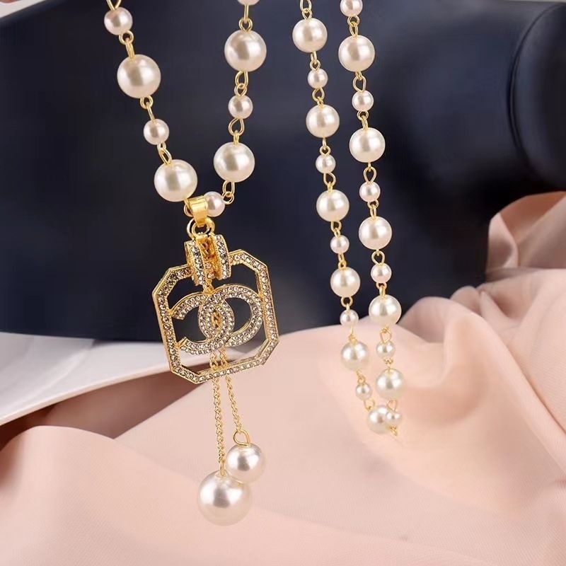 Ilga megztinio grandinėlė su perlų karoliukais, karolių grandinė, ilgis 51–80 cm, pakabukas iš lydinio