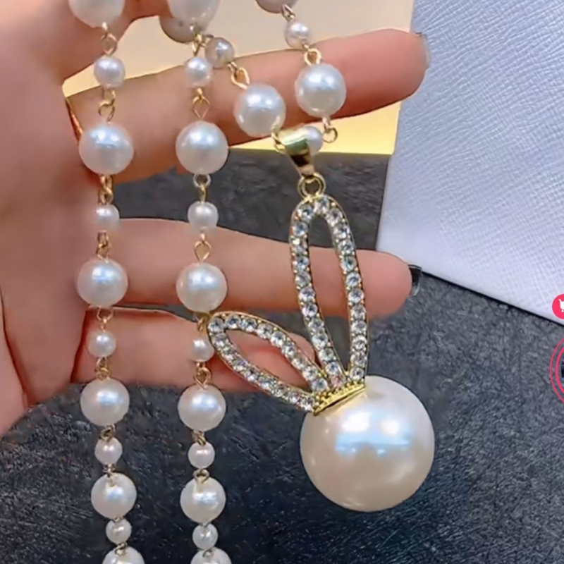 Ilga megztinio grandinėlė su perlų karoliukais, karolių grandinė, ilgis 51–80 cm, pakabukas iš lydinio