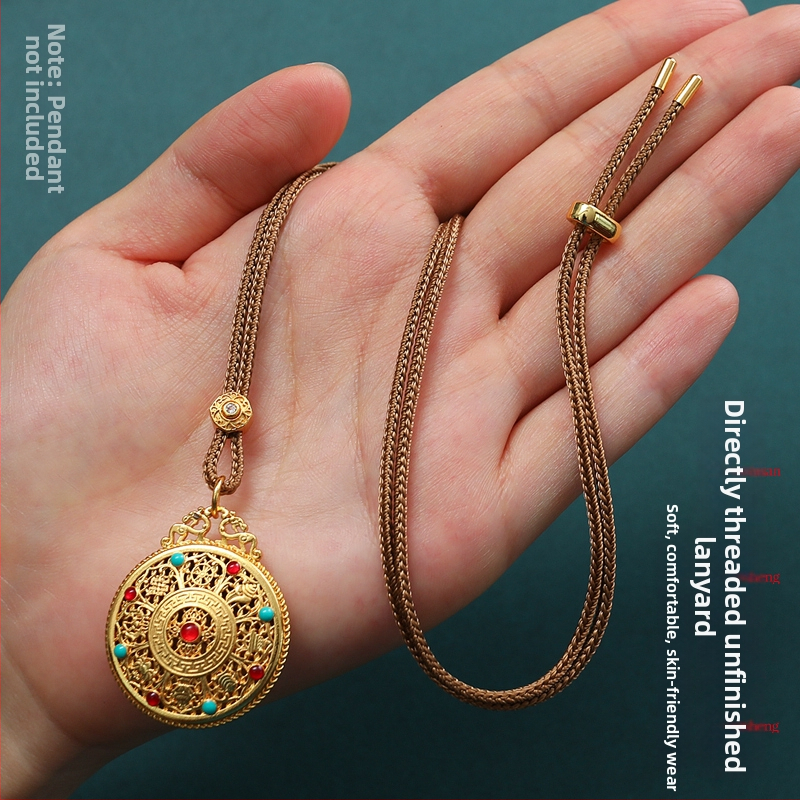 Rankų mezginiai jadeito pakabukas su virvele, su aštuonių lobynų kompasu, taikos motyvu ir moliūgo akcentu (Kilmė: Lianyungang; Medžiaga: medvilnė ir linas; Apdorojimas: rankinis mezginys)